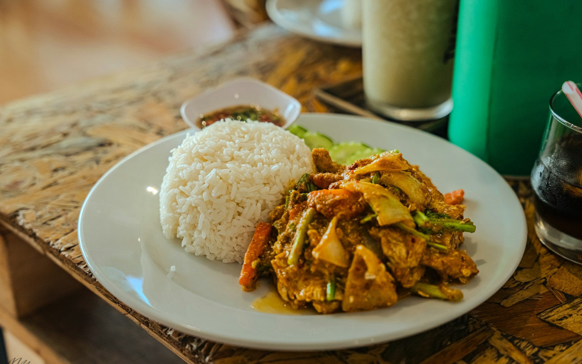 Assiette de carri servie avec riz, grains et rougail