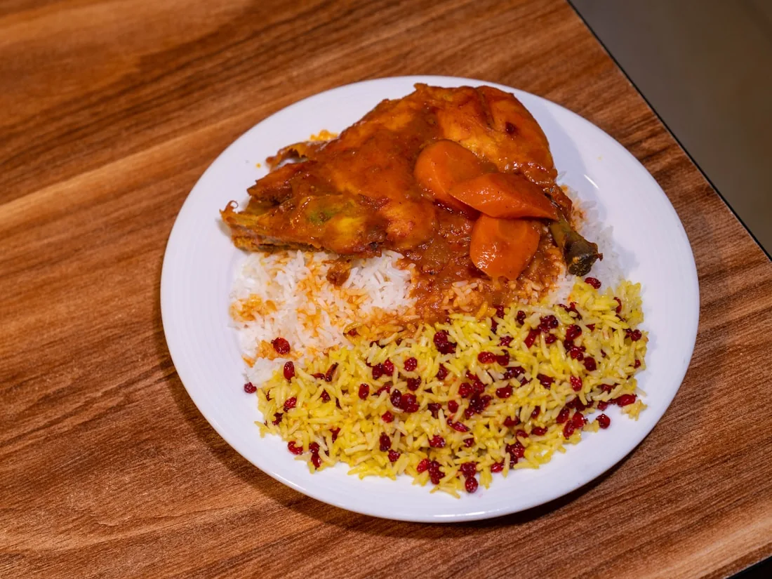 Plat créole en sauce, riz et accompagnements